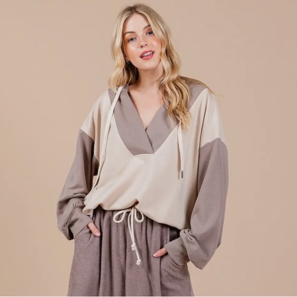 Contrast Oversized Sweatshirt with Hoodie - Picture 6 of 6